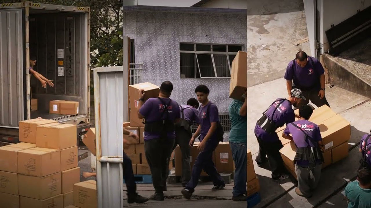Equipe descarregando caixas de um caminhão na operação