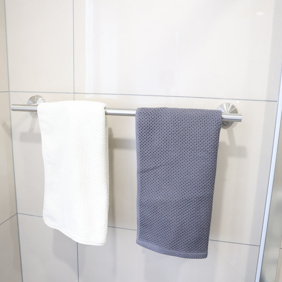 Toalheiro duplo do kit em inox com toalhas