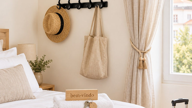 Quarto de hospedagem com cabideiro de parede e prendedor de cortina