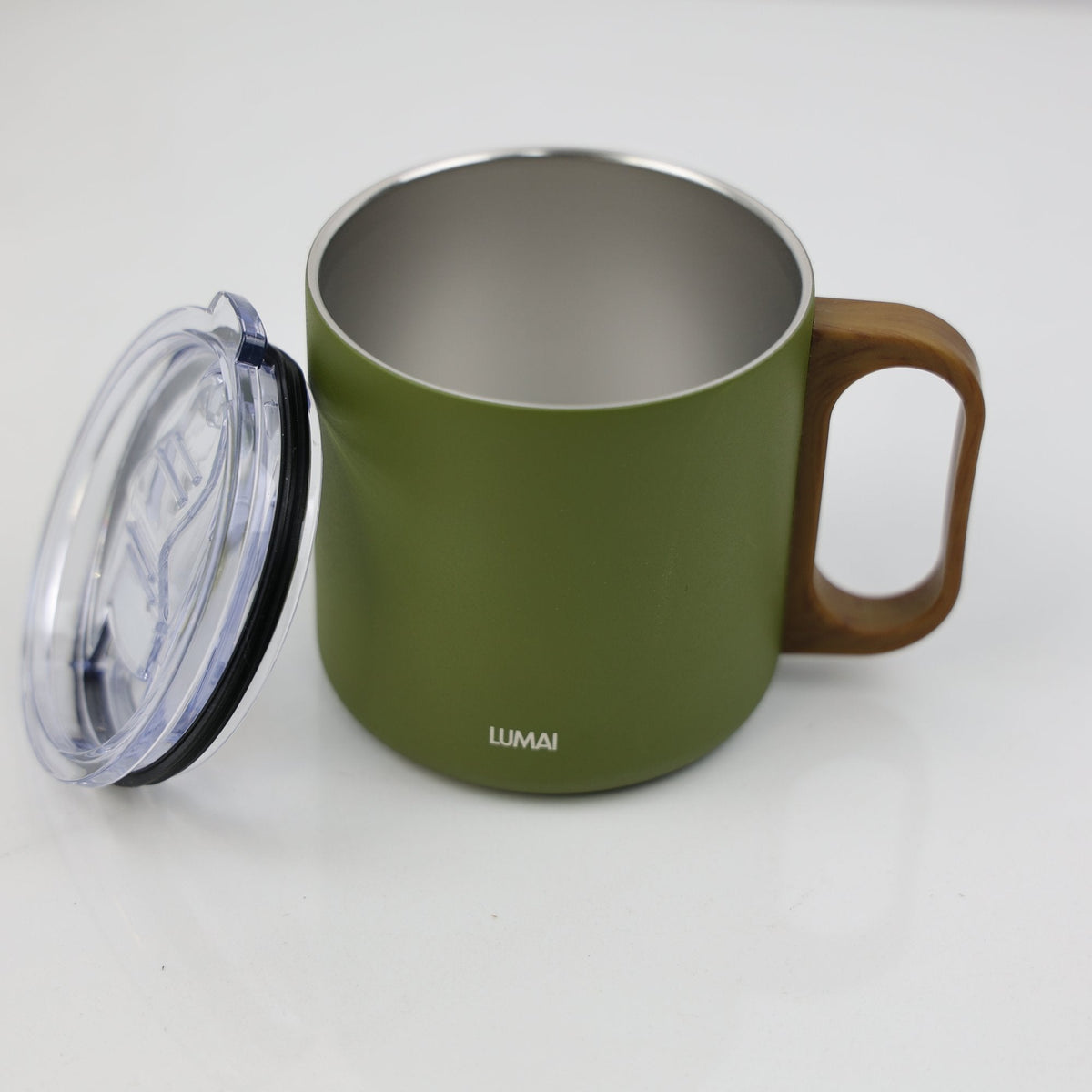 Caneca Caraíva verde aberta, com o inox por dentro e a tampa transparente ao lado