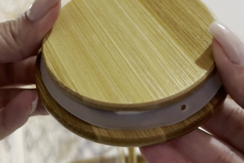 Tampa de bambu com anel de vedação de silicone, vista de perto