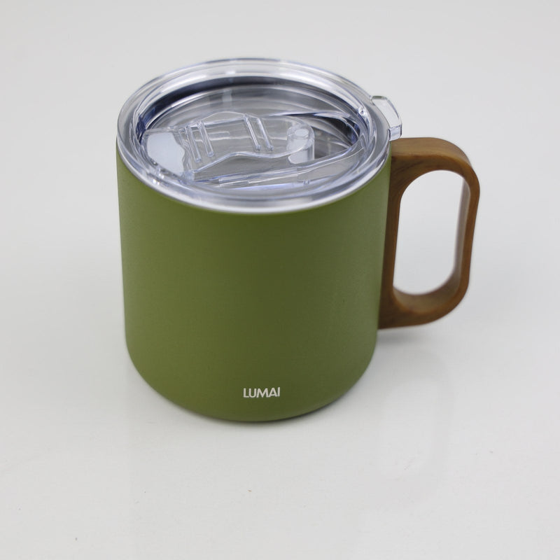 Caneca Caraíva verde de 350 ml com tampa transparente e alça com acabamento amadeirado