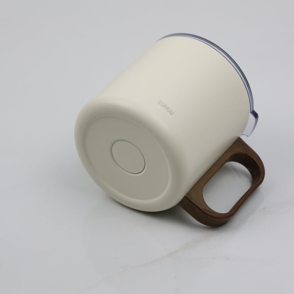 Ângulo inferior da caneca mostrando base circular branca com logo Lumai e alça arredondada em tom amadeirado