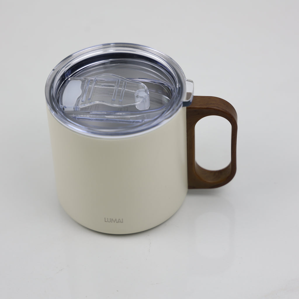 Vista superior da caneca branca aberta, exibindo tampa transparente com mecanismo de vedação e alça marrom