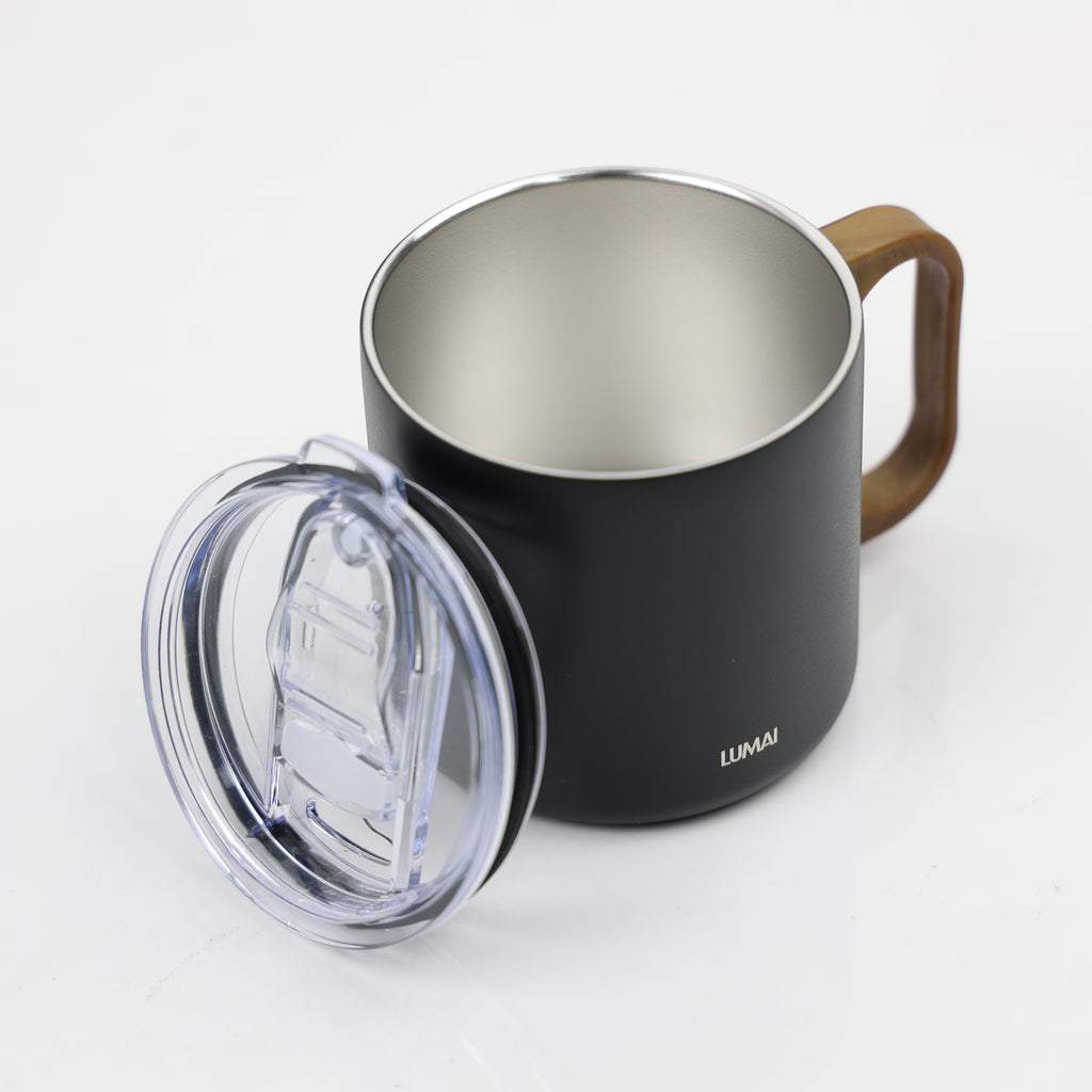 Vista diagonal da caneca com tampa transparente removida ao lado, mostrando interior inox prateado