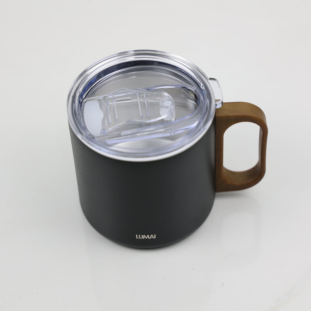 Ângulo superior da tampa hermética transparente com vedação preta acoplada à caneca