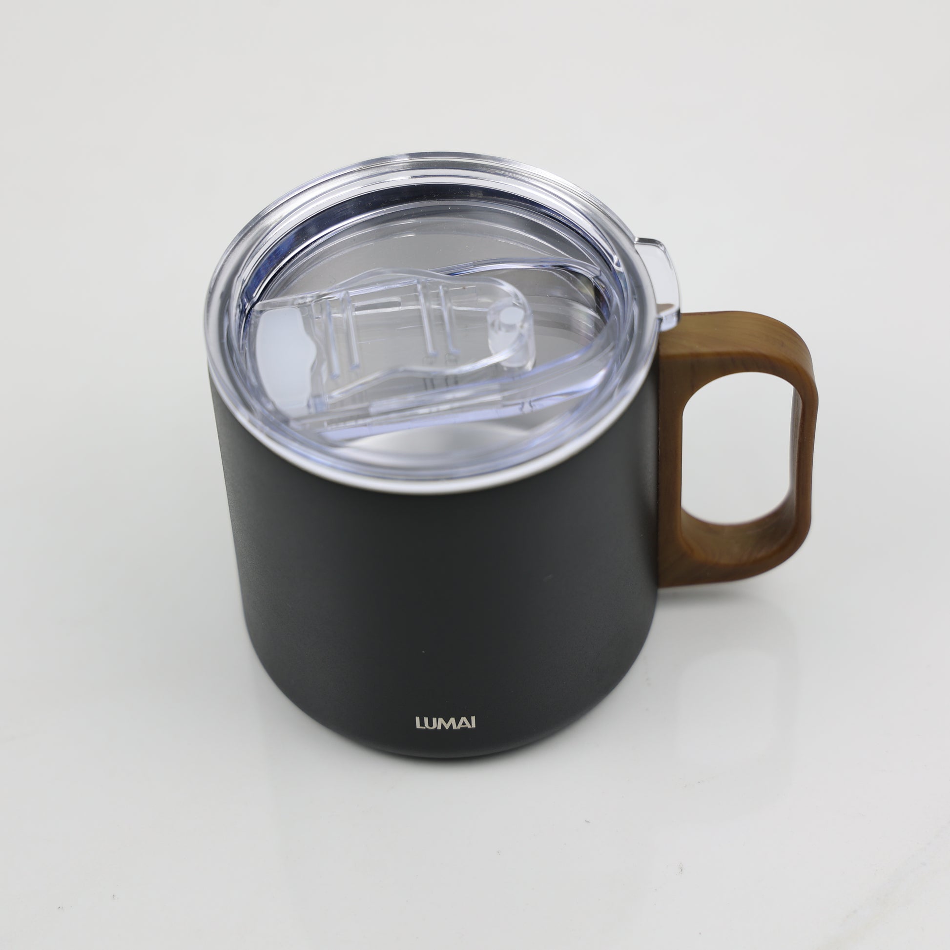 Ângulo superior da tampa hermética transparente com vedação preta acoplada à caneca