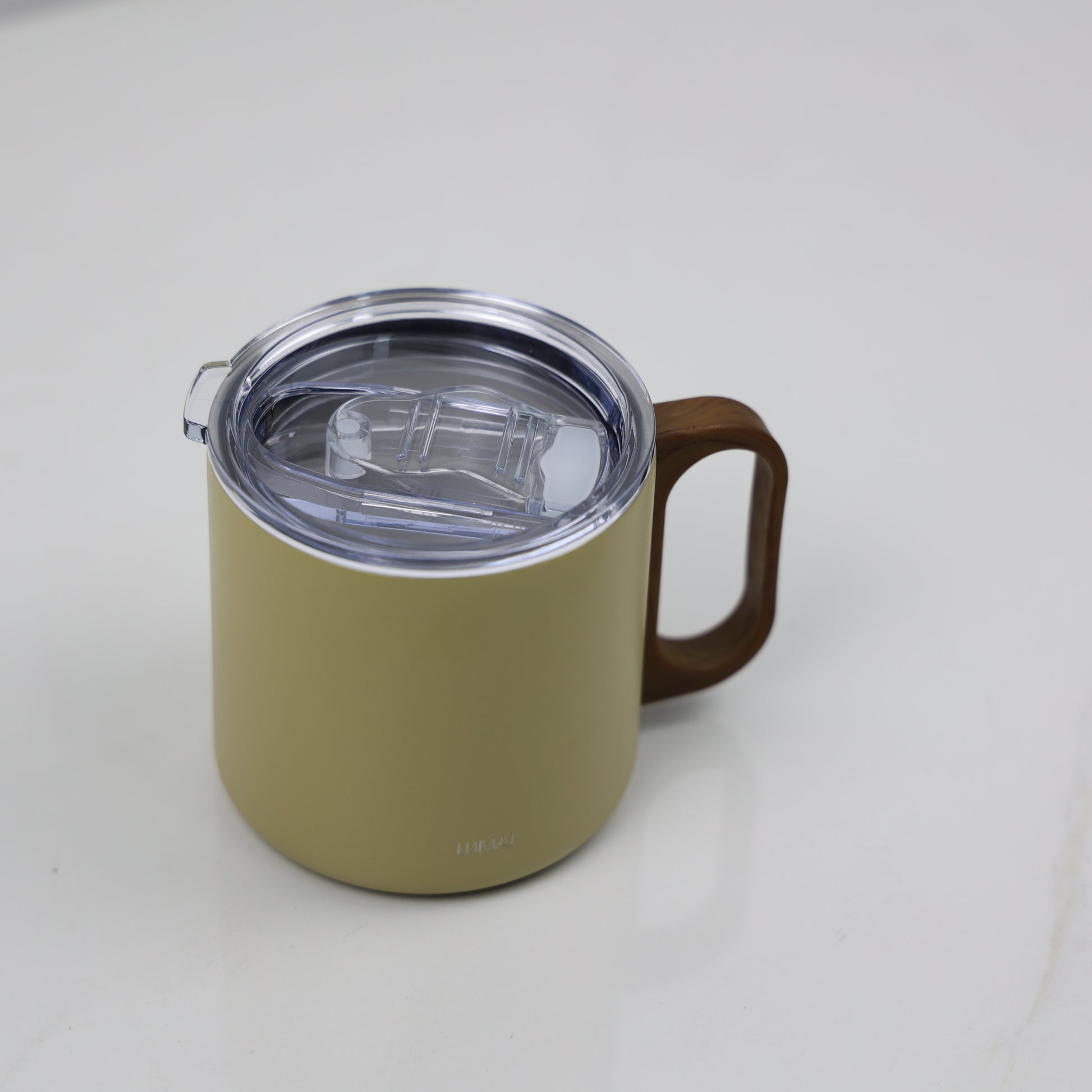 Vista superior da caneca térmica com tampa hermética transparente e sistema de vedação, alça marrom visível