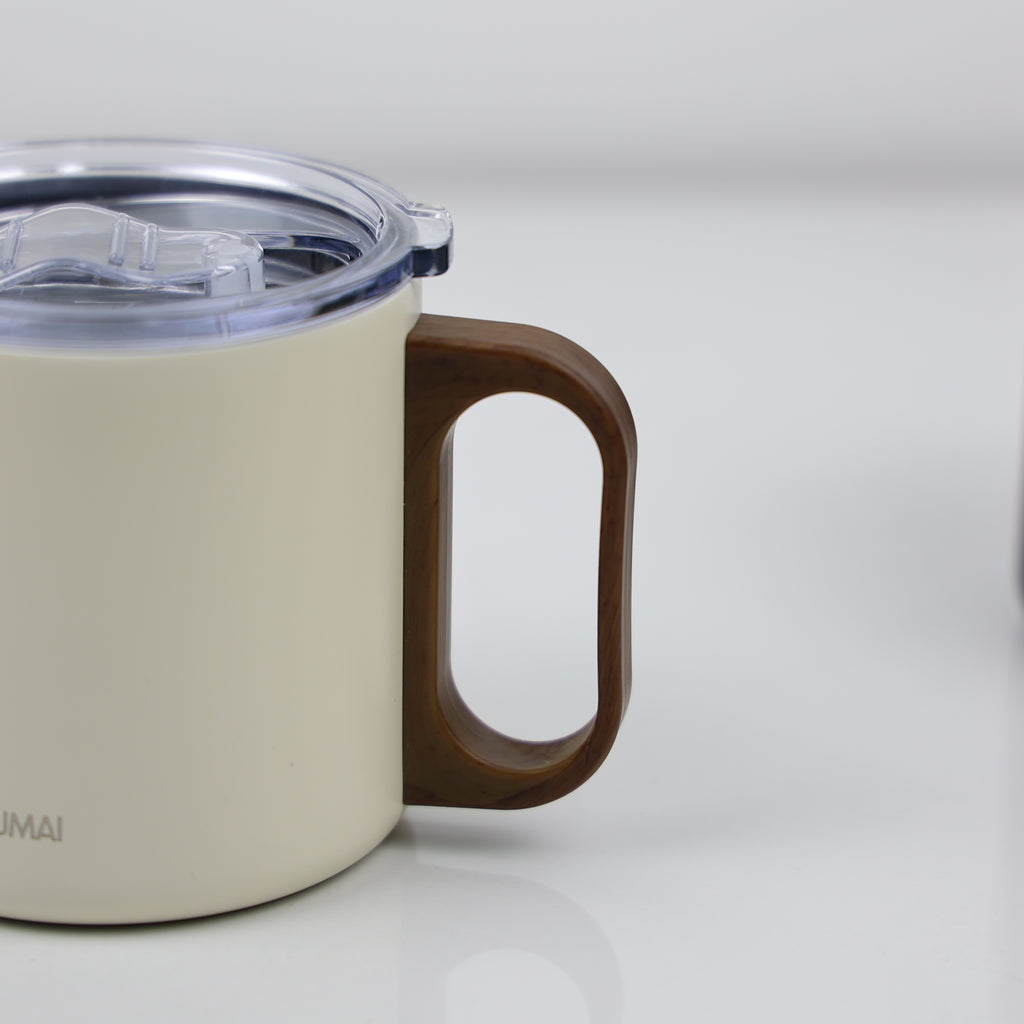 Visão frontal da caneca térmica completa com tampa hermética fechada e alça ergonômica em acabamento marrom