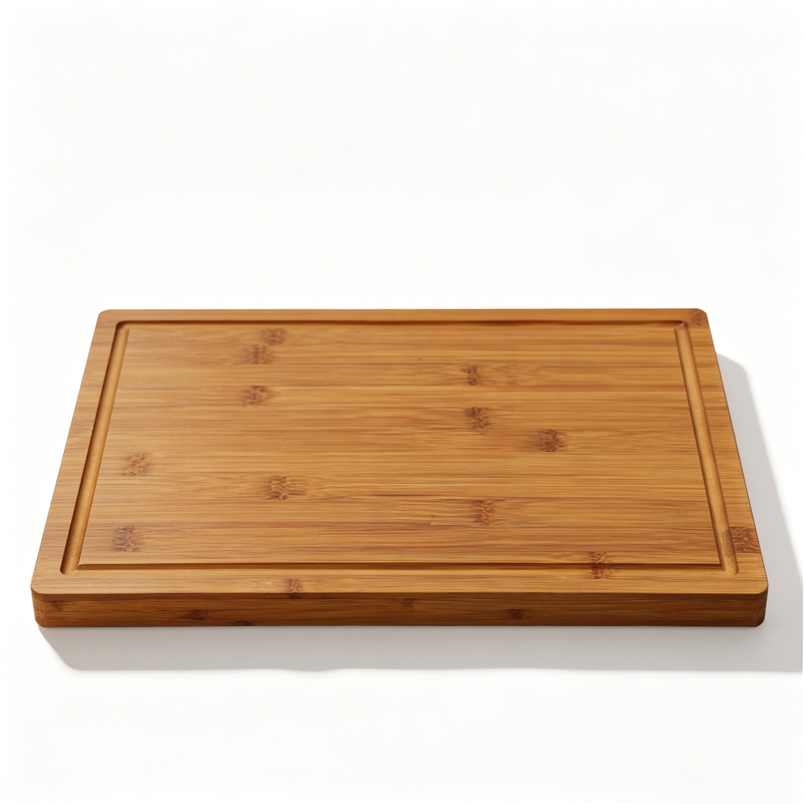 Tábua retangular em bambu natural com canaleta e acabamento elevado, vista de cima em fundo branco
