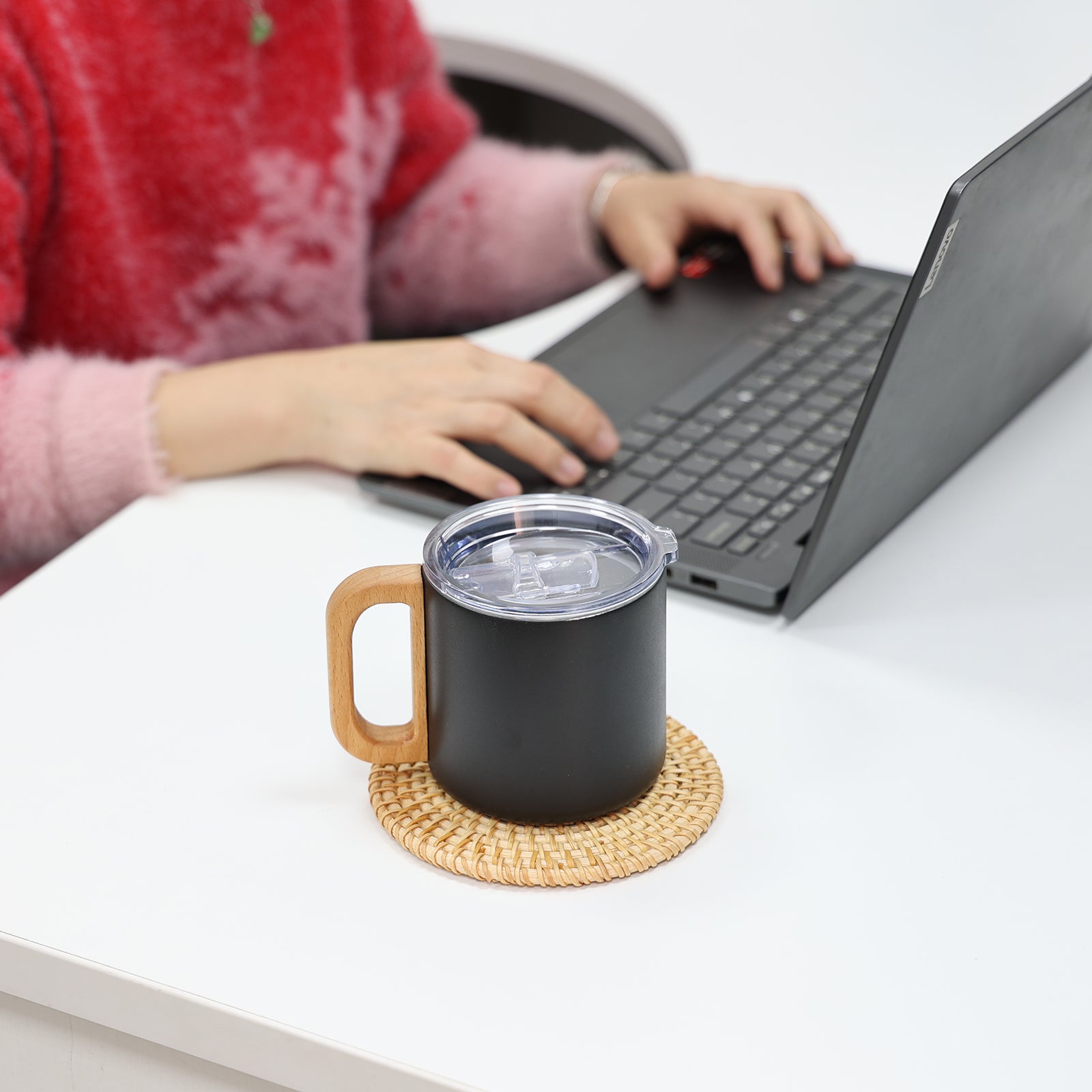 Caneca Térmica com Alça de Madeira Vietnã Preta