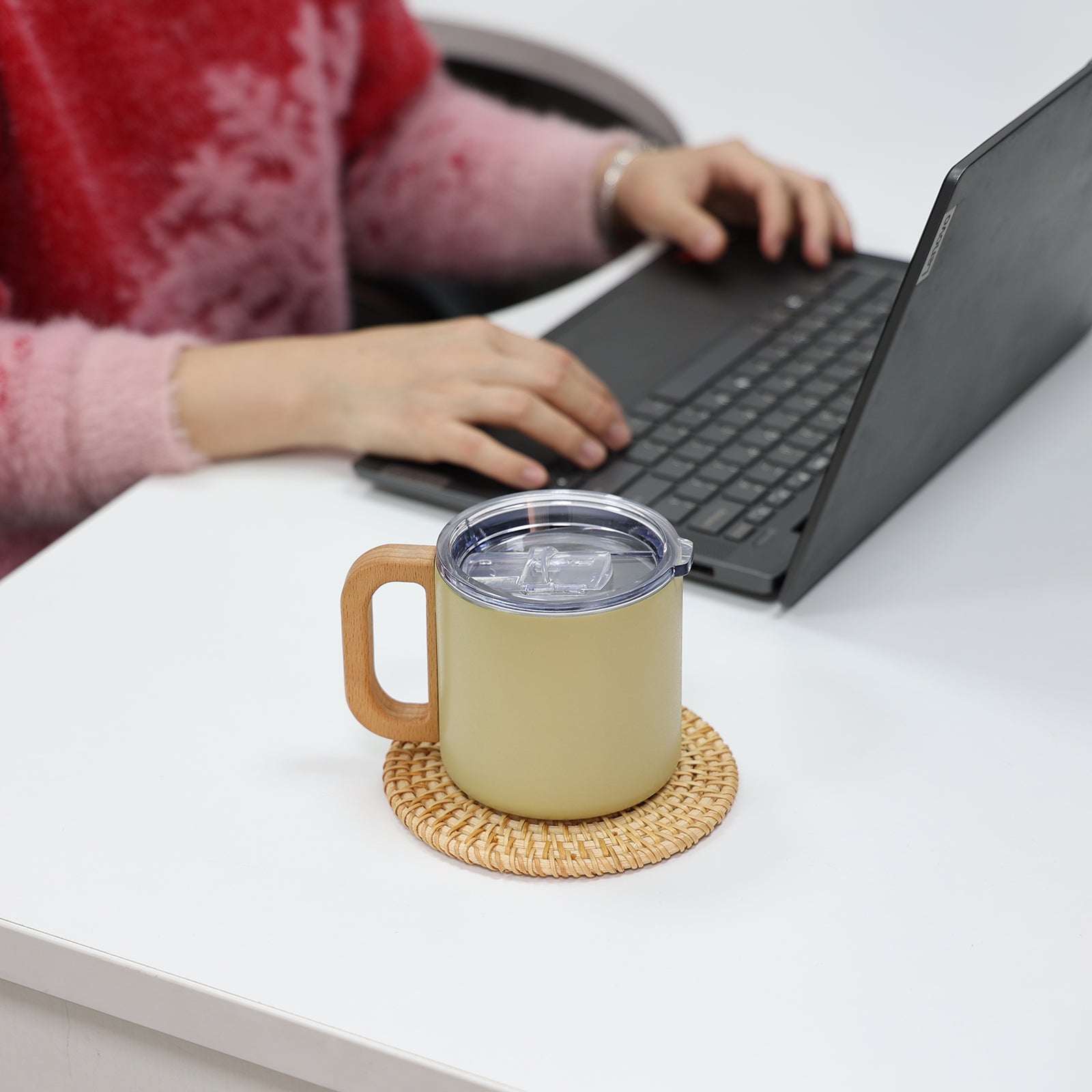 Caneca Térmica com Alça de Madeira Vietnã Amarela
