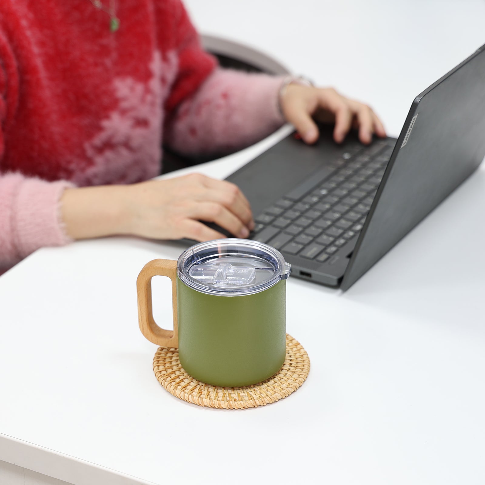 Caneca Térmica com Alça de Madeira Vietnã Verde