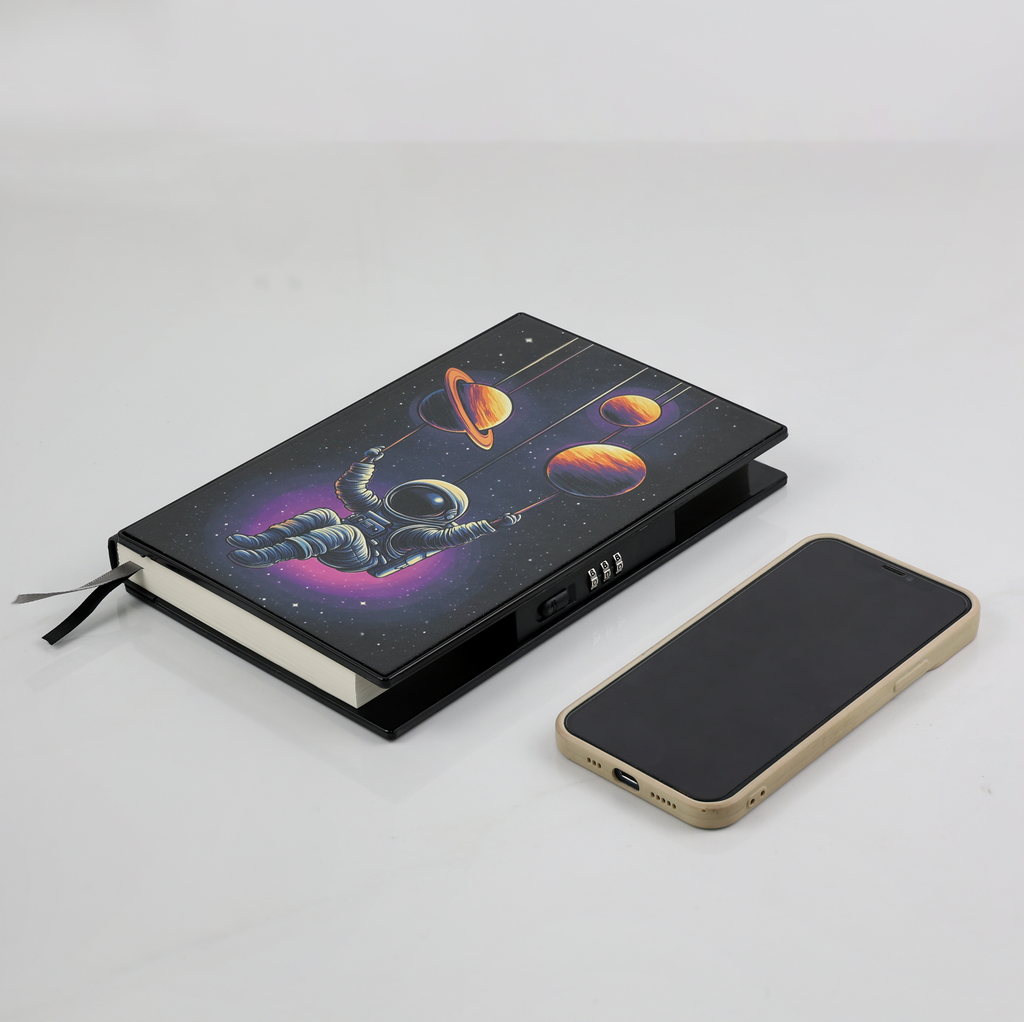 Caderno com Cadeado Lateral Astronauta Viajante