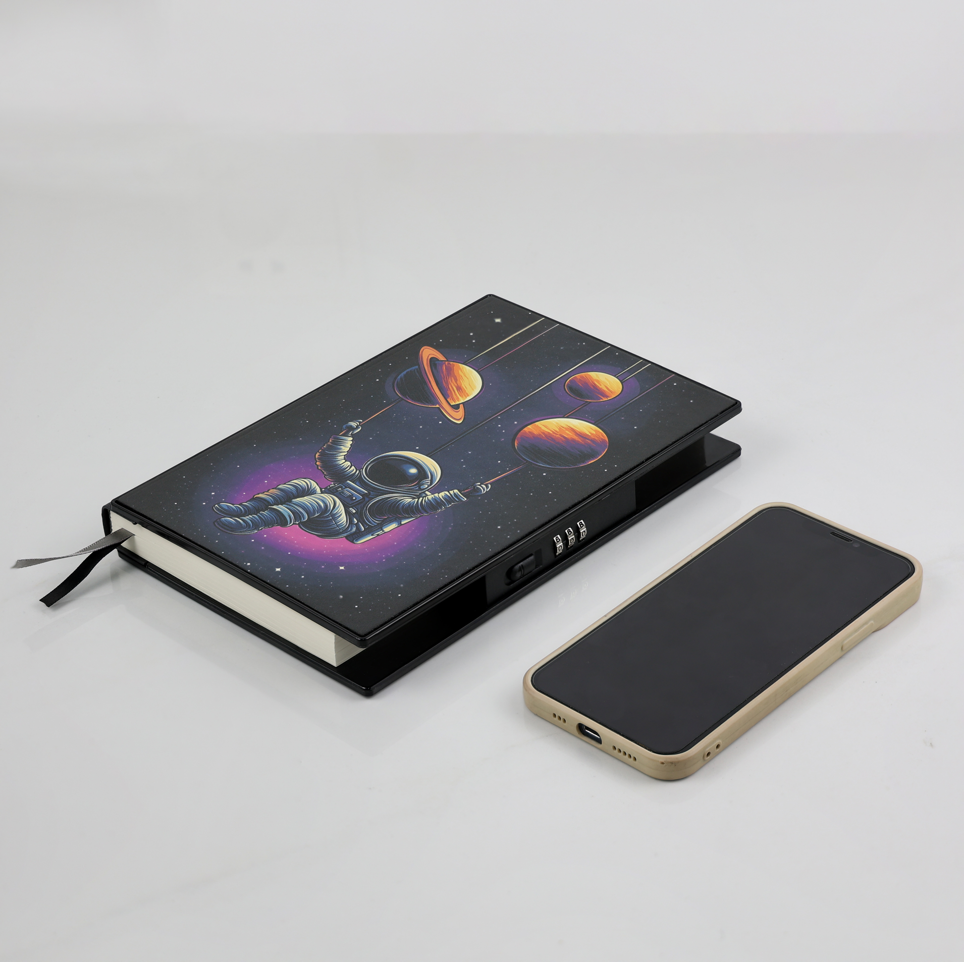 Caderno com Cadeado Lateral Astronauta Viajante