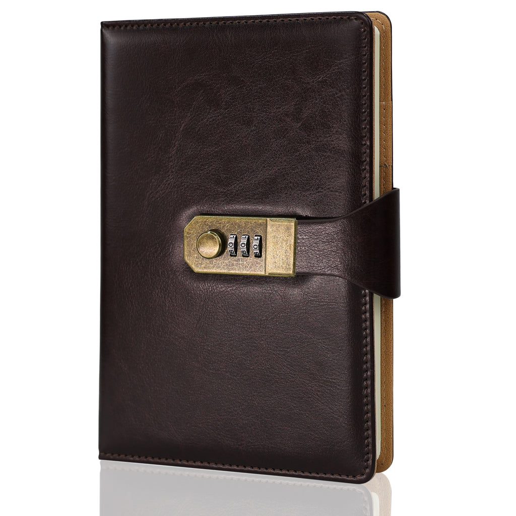 Foto de produto do Caderno com Cadeado Cartagena LUMAI na cor marrom escuro, com capa em couro sintético e fechadura de combinação dourada, sobre fundo branco.