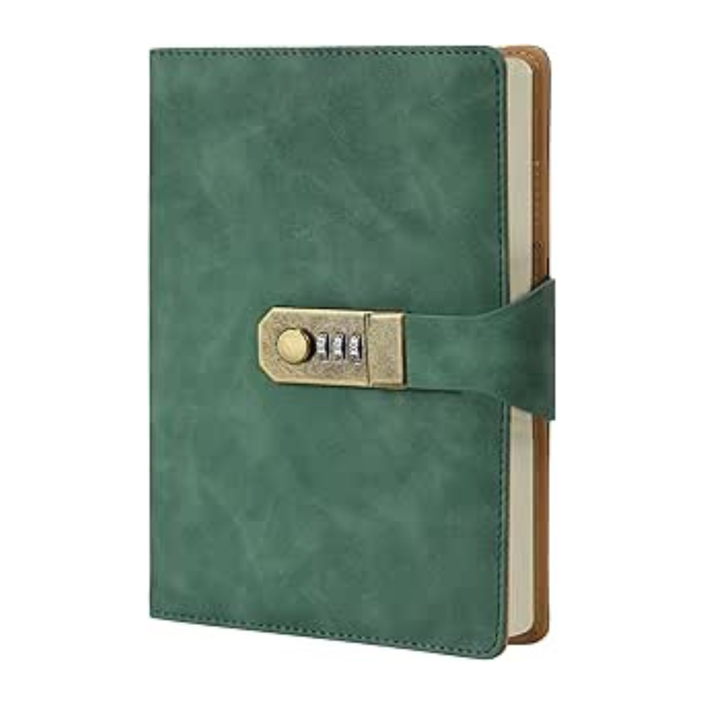 Foto de produto do Caderno com Cadeado Cartagena LUMAI na cor verde, com capa em couro sintético e fechadura de combinação dourada, sobre fundo branco.