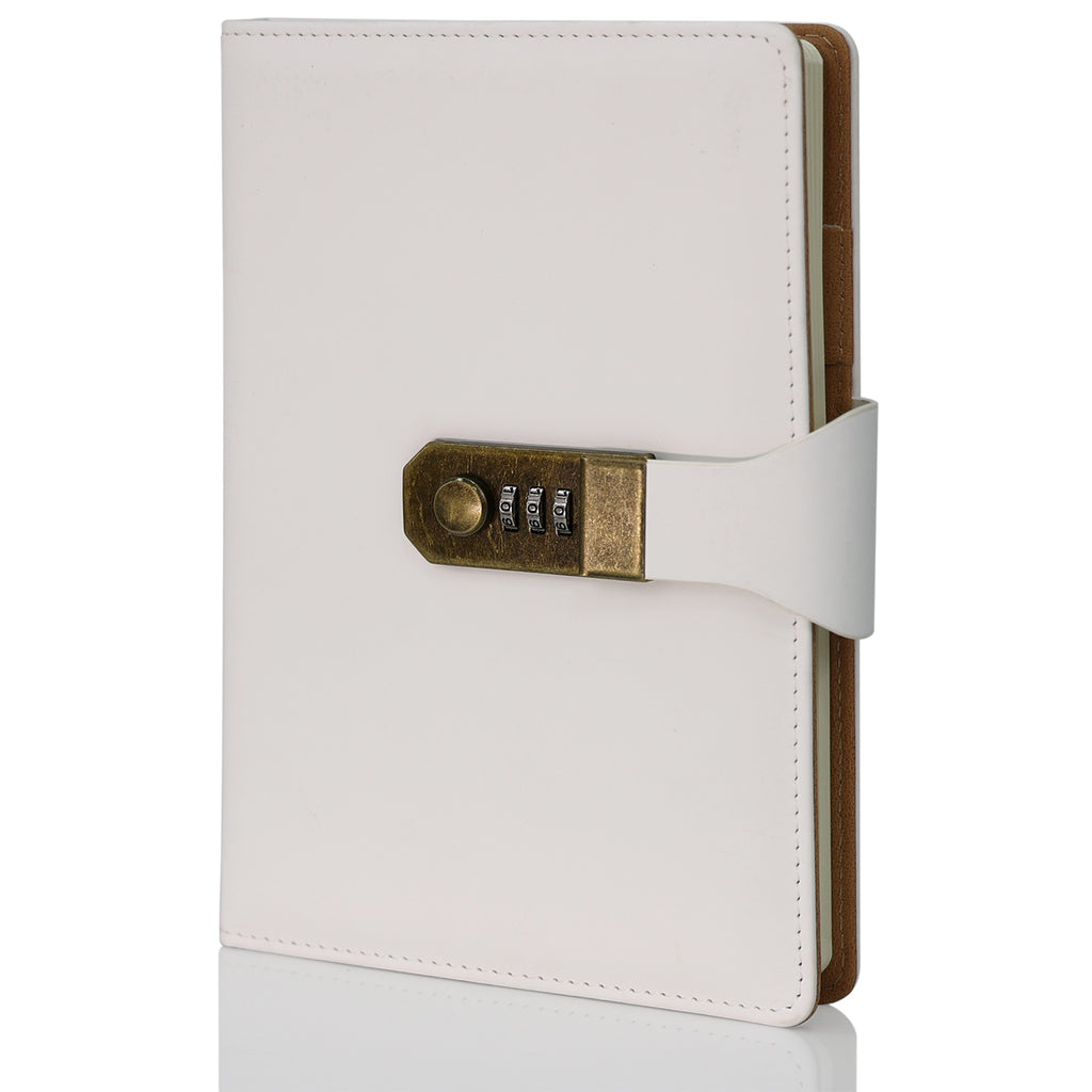 Caderno diário de capa em couro branco com fechamento por cadeado de combinação dourado, fotografado fechado sobre fundo branco. Vista frontal do produto.