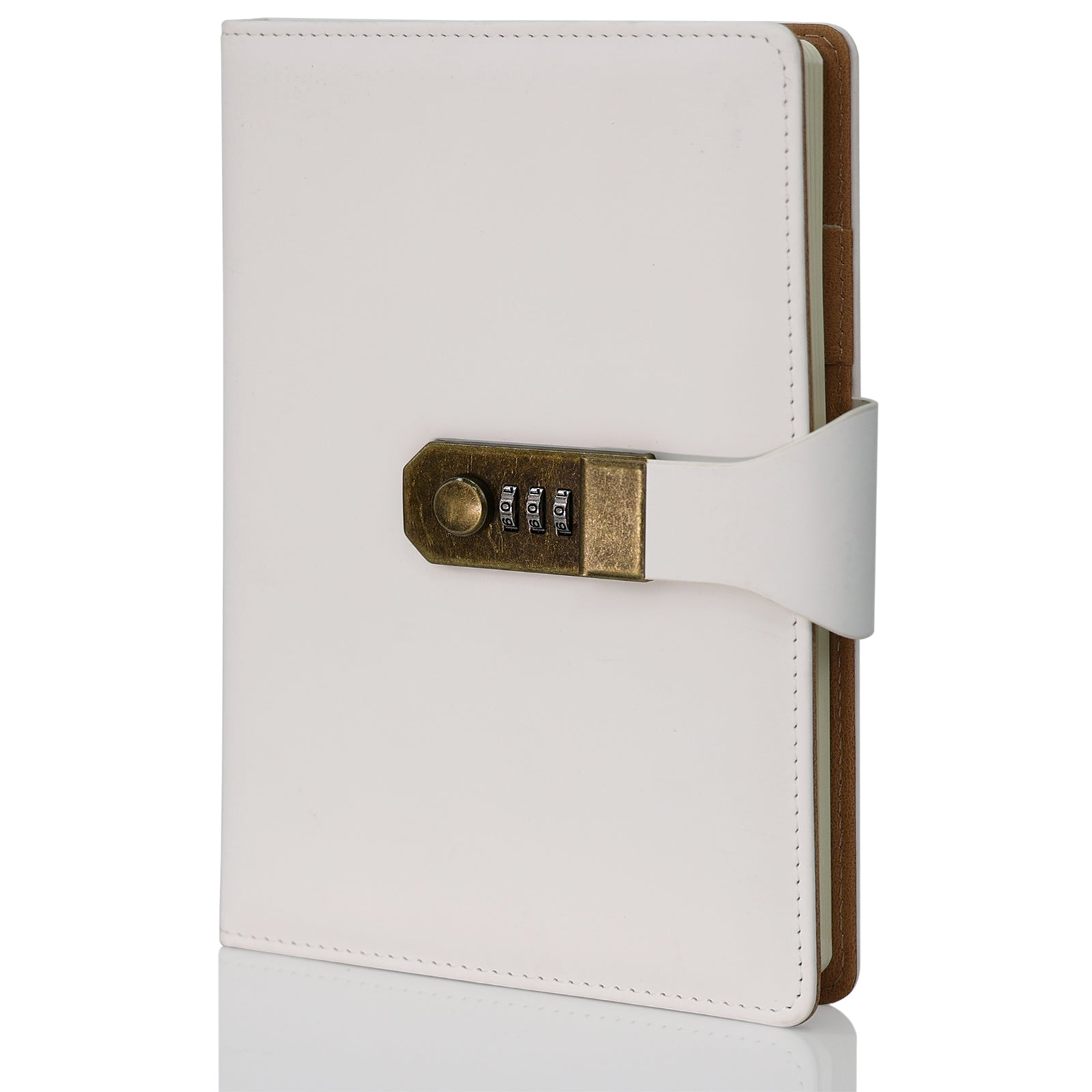 Caderno diário de capa em couro branco com fechamento por cadeado de combinação dourado, fotografado fechado sobre fundo branco. Vista frontal do produto.