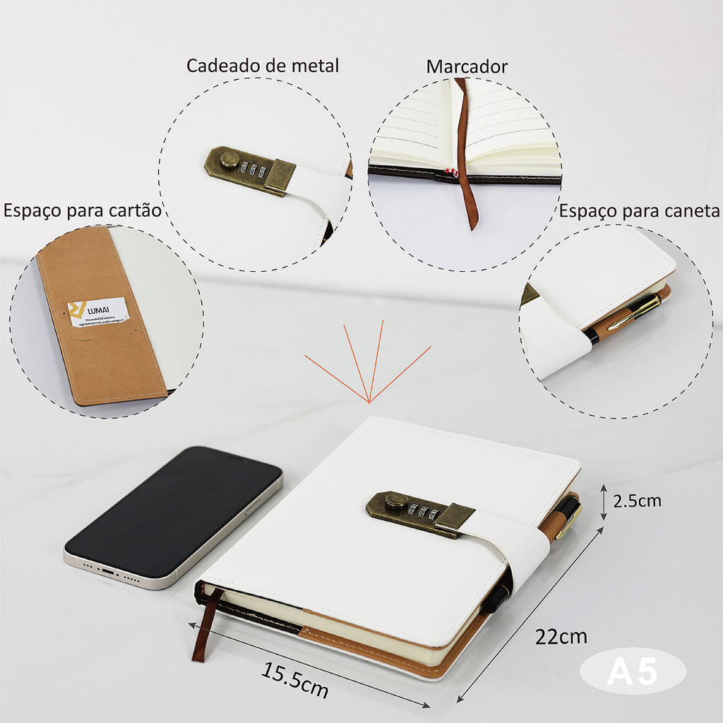 Imagem explicativa do caderno diário de couro branco com detalhes: cadeado de metal, marcador, espaço para cartão e caneta. Tamanho A5 (15,5 x 22 cm) com celular para referência de tamanho.