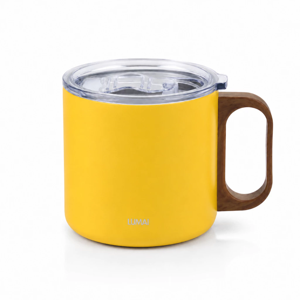 Caneca térmica amarela com tampa transparente e alça curva em imitação madeira marrom, vista lateral em fundo branco