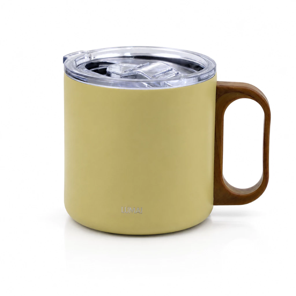 Caneca térmica amarelo claro com alça oval efeito madeira escura e tampa transparente com vedação preta