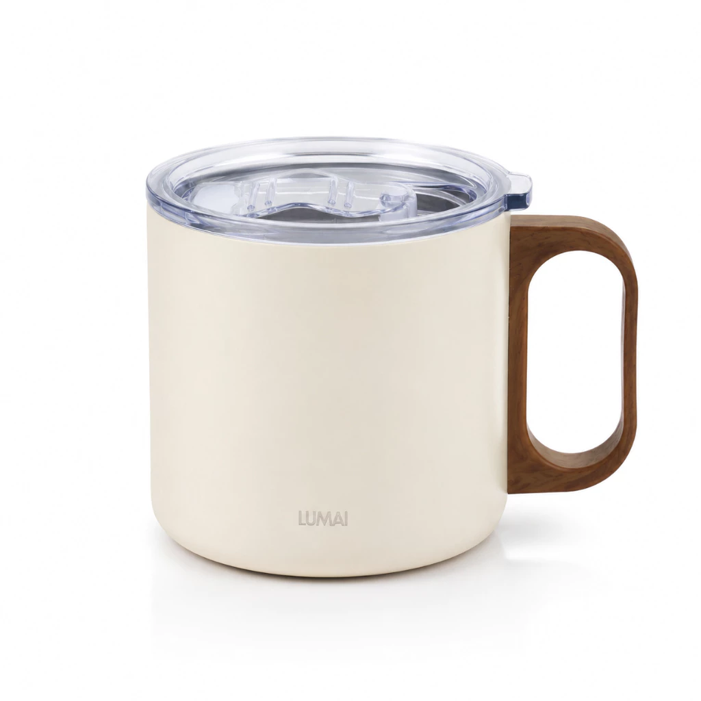 Caneca térmica branca off-white com alça em acabamento amadeirado marrom e tampa transparente com vedação