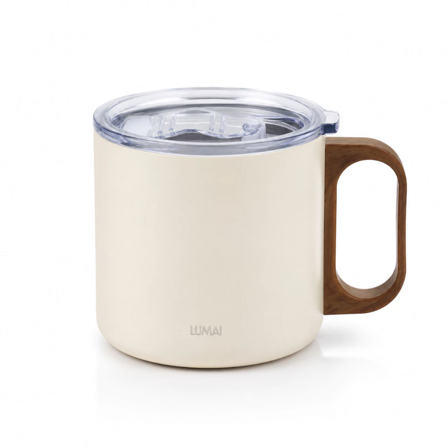 Caneca térmica branca off-white com alça em acabamento amadeirado marrom e tampa transparente com vedação