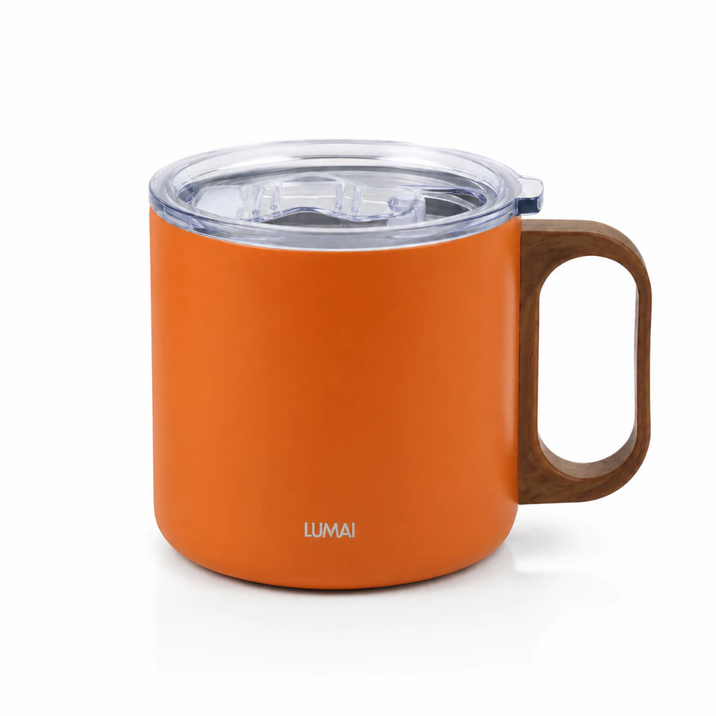 Caneca térmica laranja fosco com tampa transparente e alça amadeirada em fundo branco