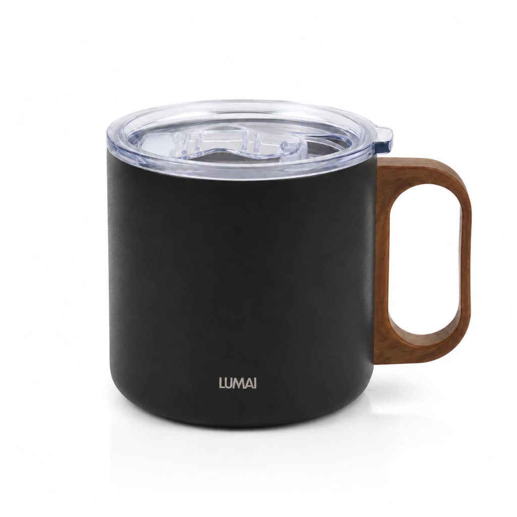 Caneca térmica preta fosca com tampa transparente e alça em acabamento amadeirado em fundo branco