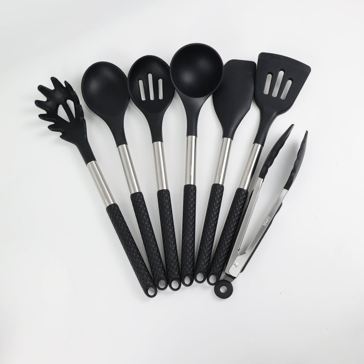 Os 7 utensílios do kit Berlim preto lado a lado