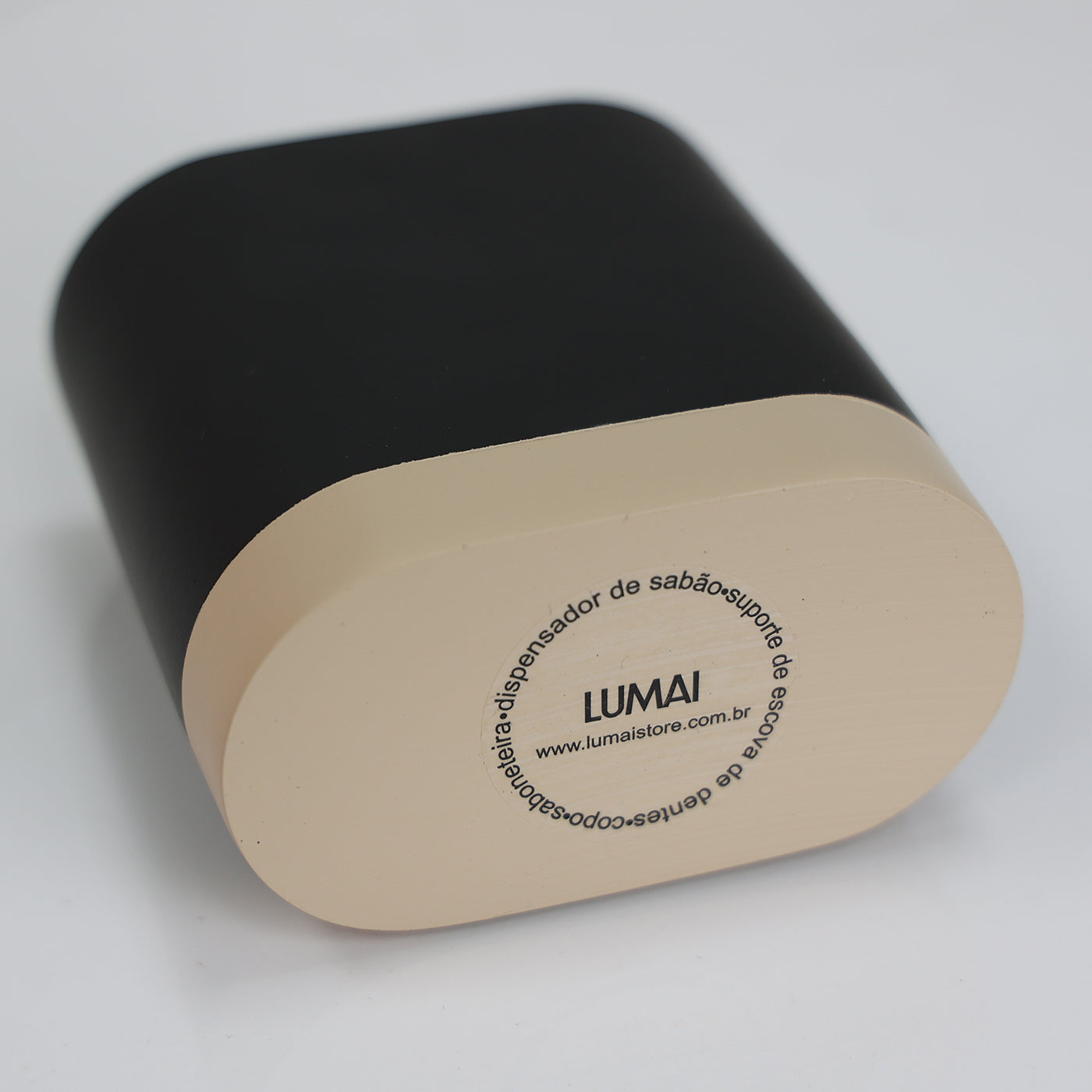 Base de produto de resina Lumai com marca gravada e lista de acessórios incluídos