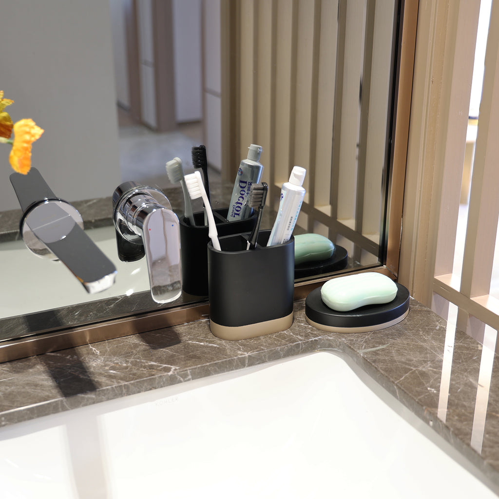 Kit de acessórios de banheiro em resina preto em ambiente real com pia de mármore e espelho