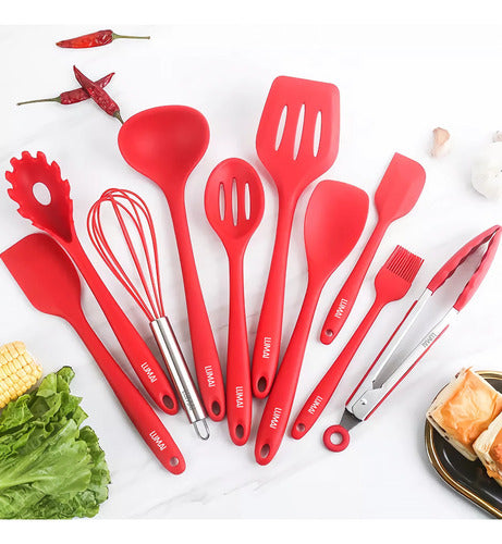 Kit completo de utensílios de cozinha de silicone vermelho Lumai com 10 peças: espátulas, concha, colheres, pegadores, batedor e pincel, exibidos sobre fundo branco com vegetais decorativos.