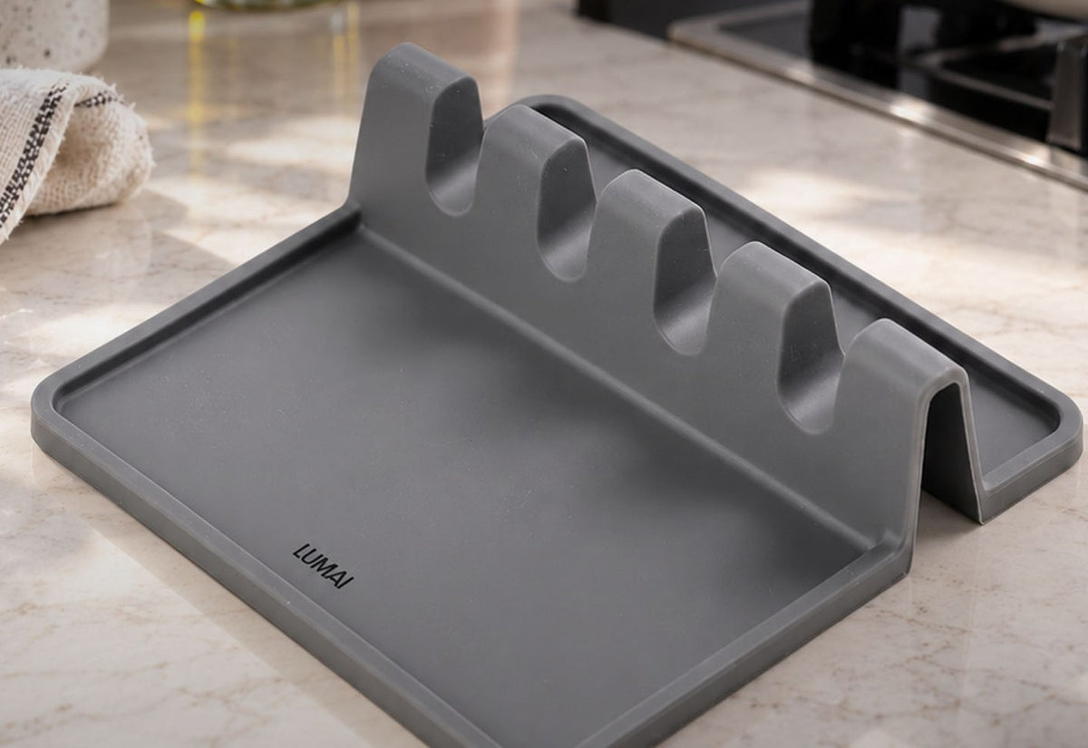 Descanso para utensílios Dijon cinza, de silicone, com quatro encaixes, sobre a bancada da cozinha