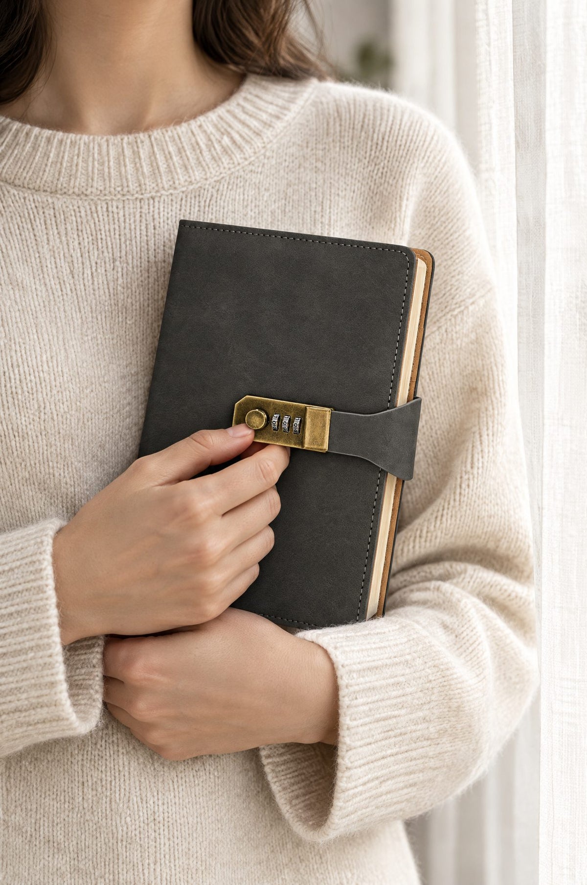 Caderno com cadeado Cartagena chumbo nas mãos