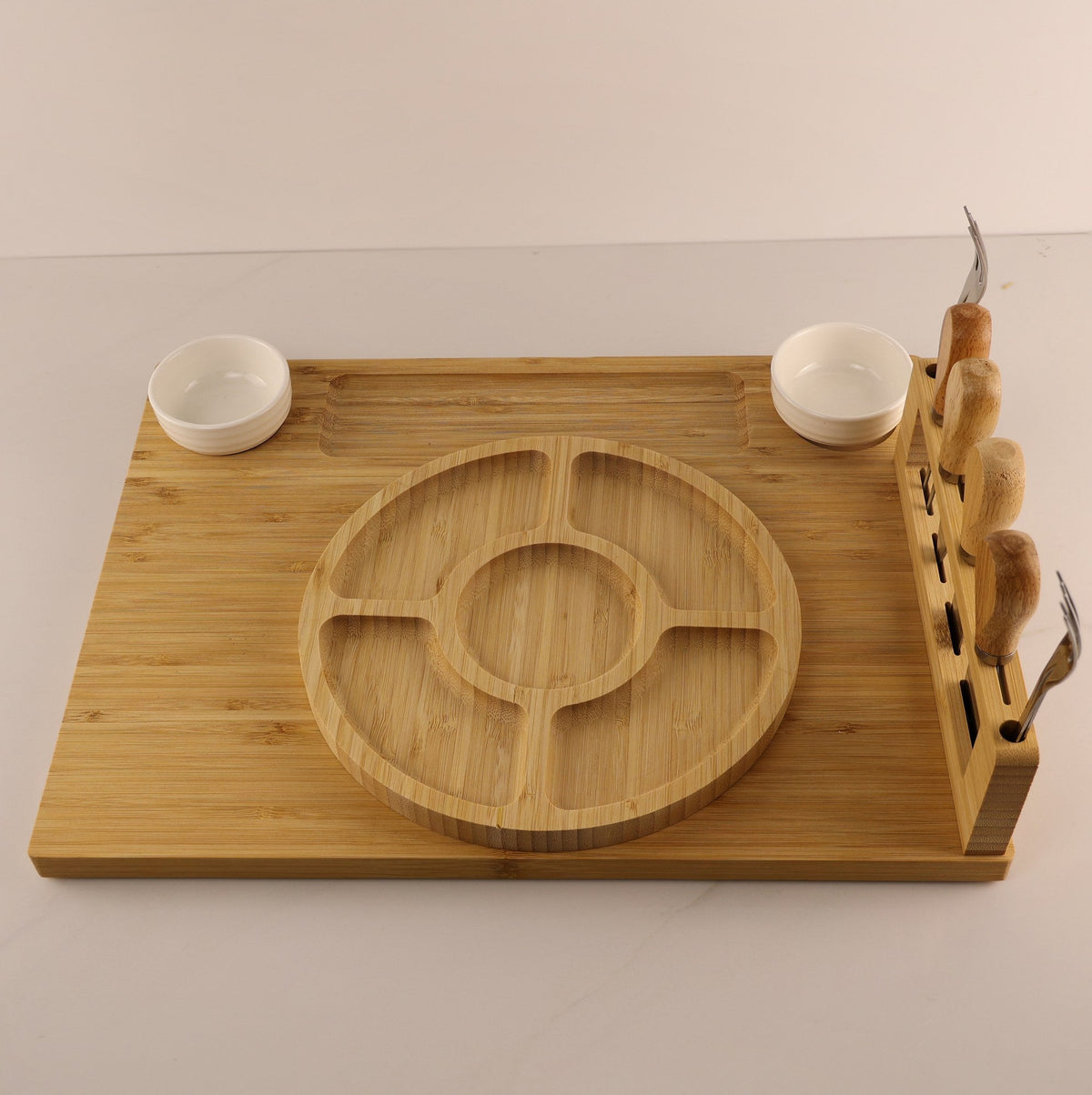 Kit Bali completo: tábua retangular de bambu, petisqueira redonda, 2 potes de cerâmica e suporte com facas e garfos