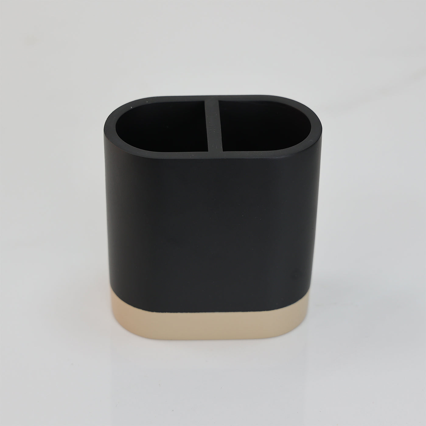 Porta-escovas de dentes em resina preto com divisória e base dourada sobre fundo branco
