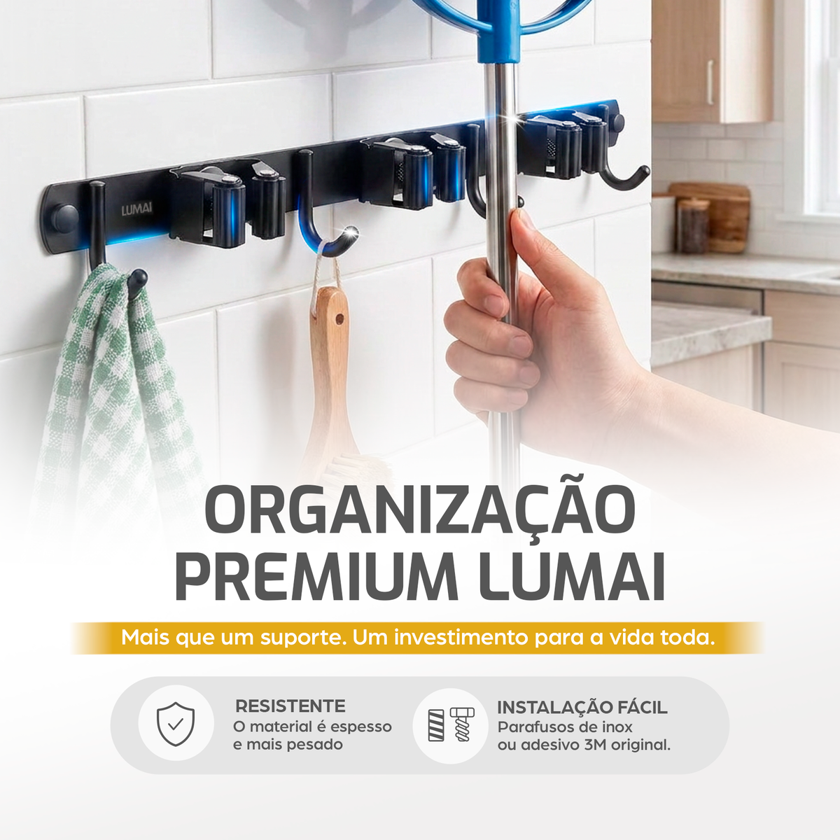 Suporte Madri preto na parede segurando vassoura e pano