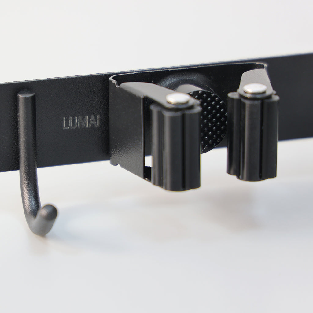Detalhe do encaixe e do gancho do suporte Madri preto com o logo LUMAI