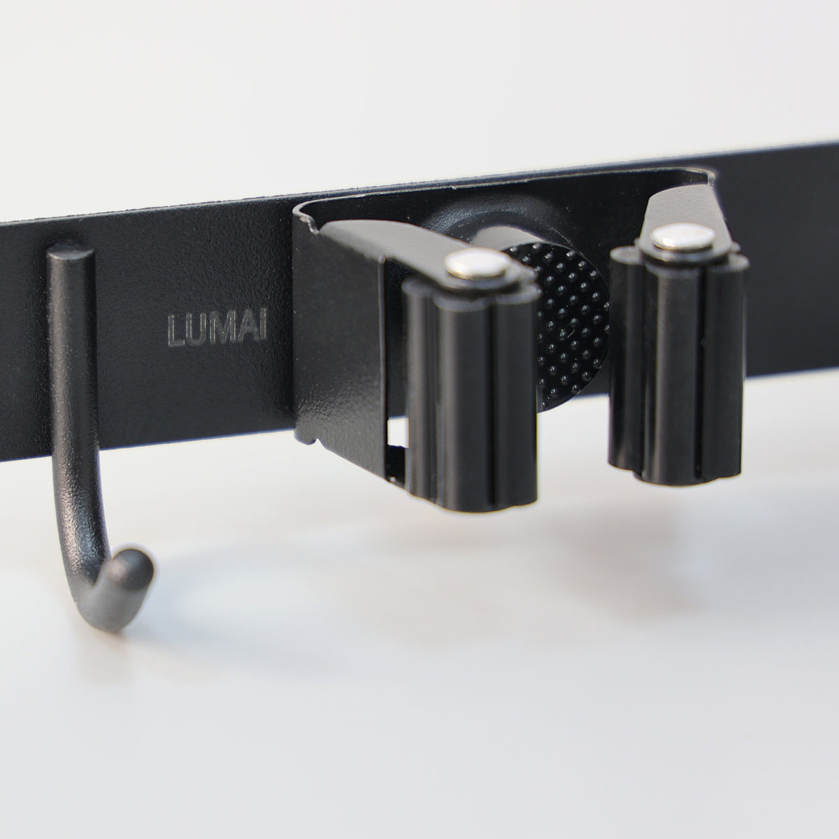 Detalhe do encaixe e do gancho do suporte Madri preto com o logo LUMAI