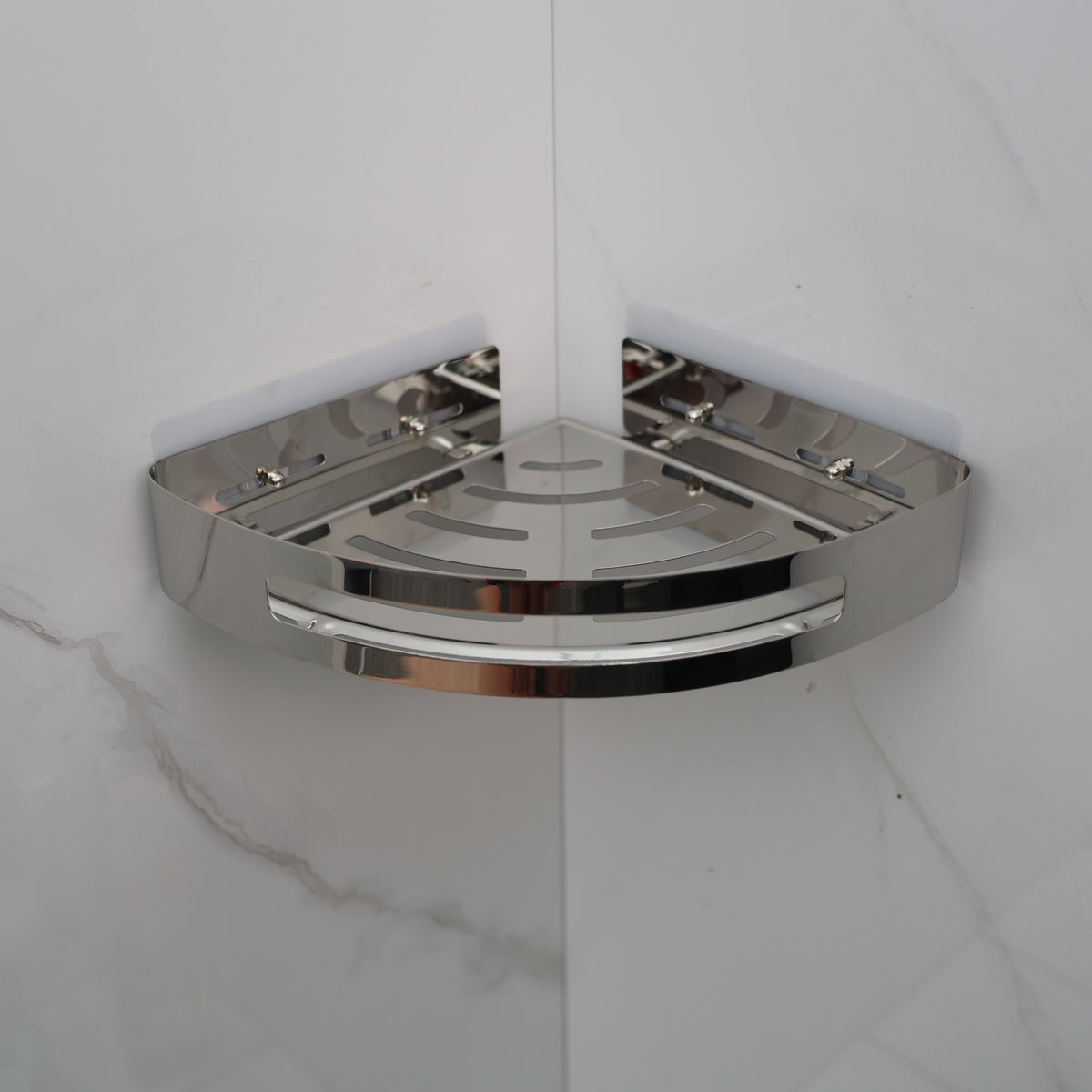 Porta-shampoo Cannes de inox instalado no canto do box, vazio