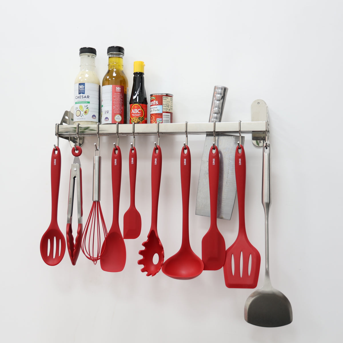 Suporte Frankfurt de inox na parede com temperos na prateleira e utensílios nos ganchos