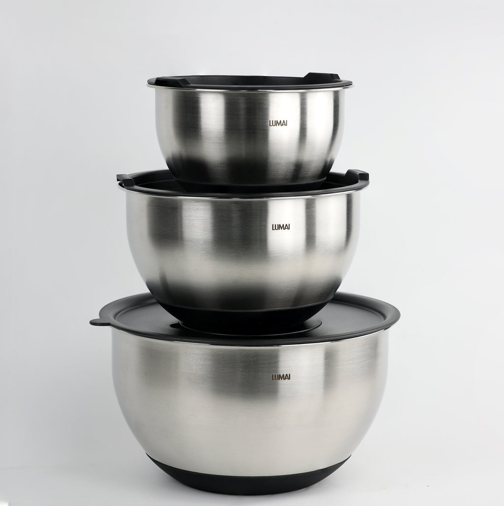 As 3 tigelas de inox LUMAI empilhadas, com tampas