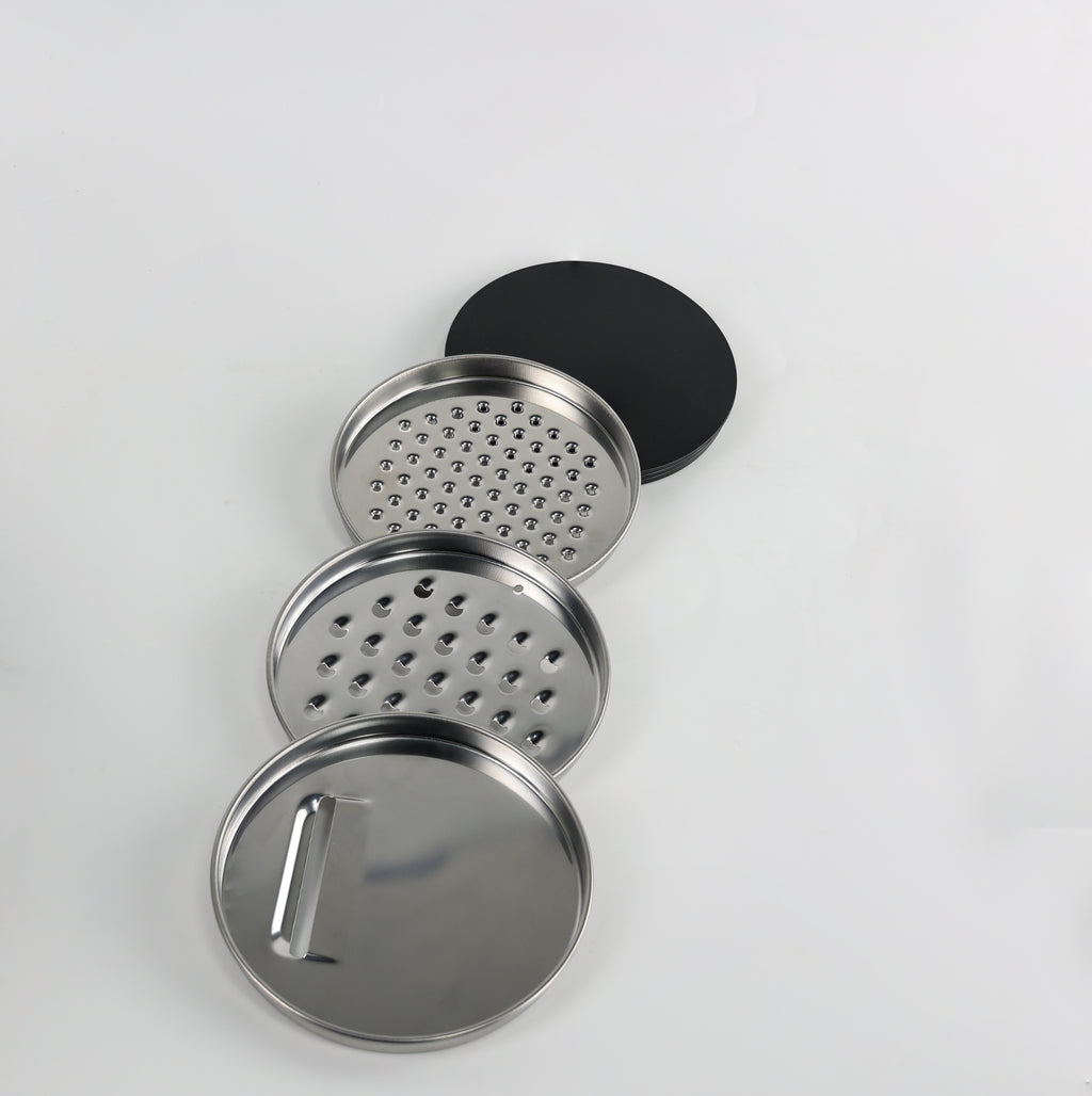 Os 3 discos de inox para ralar e fatiar e a tampa da tigela