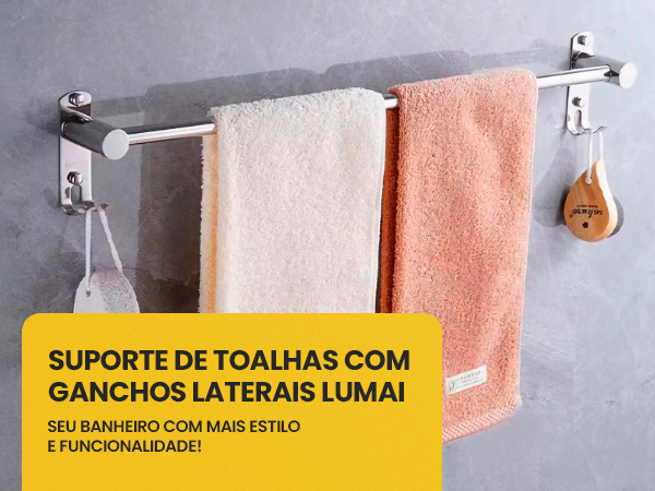 Suporte de toalhas Lumai com ganchos laterais cromado com toalhas laranja e bege penduradas em parede cinza